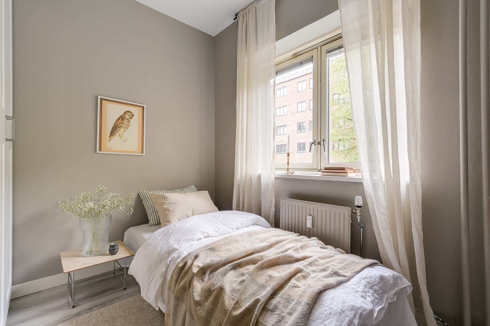 Soverom 2 med plass til seng og tilhørende møblement. Galleribilde