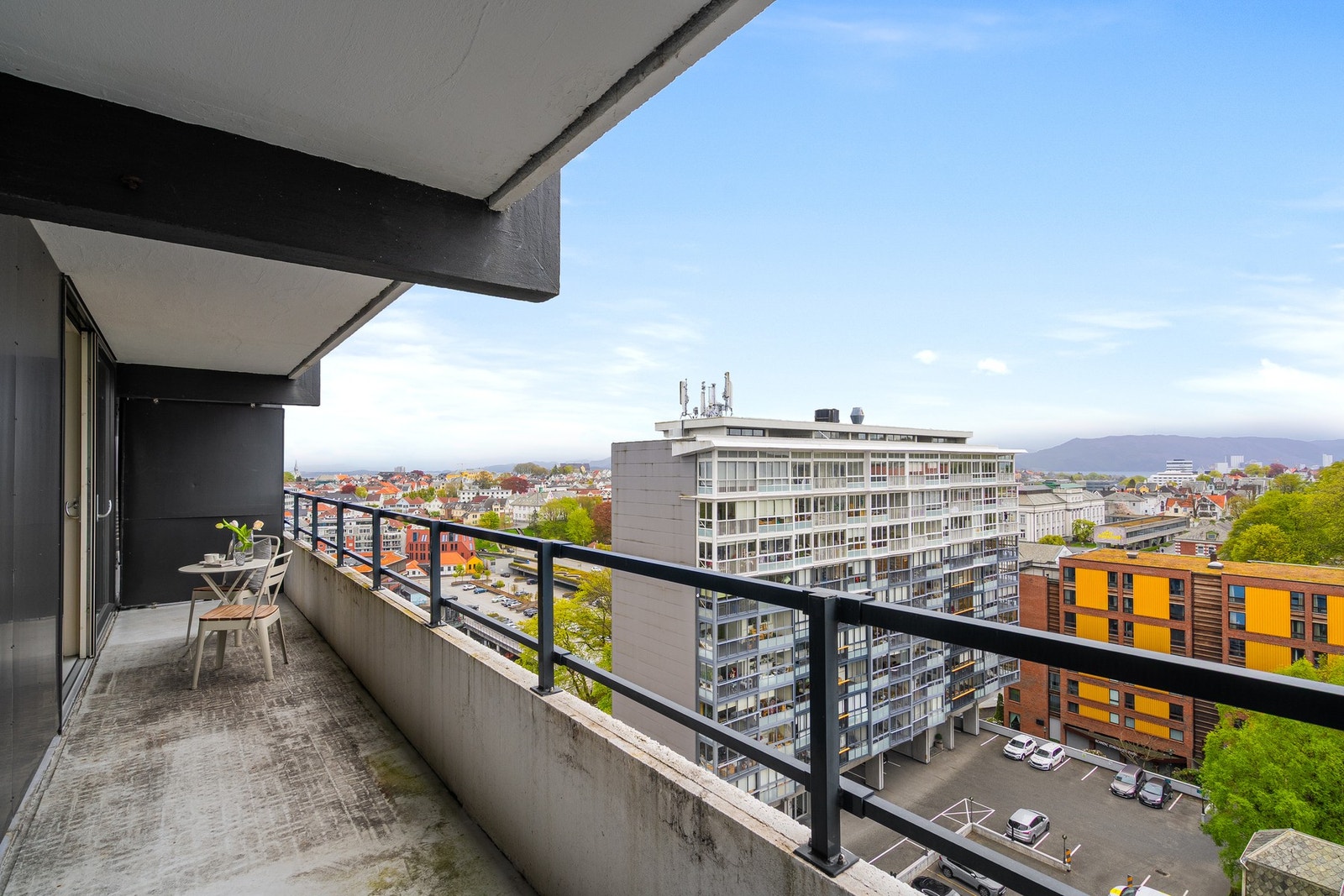 Høyt beliggende 2-roms leilighet med sentral beliggenhet på Kannik. Galleribilde