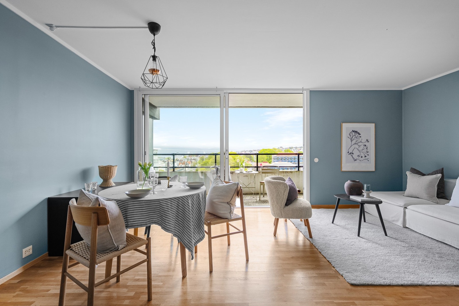 Gjennomgående er store vindusflater som slipper inn rikelig med naturlig lys. Galleribilde