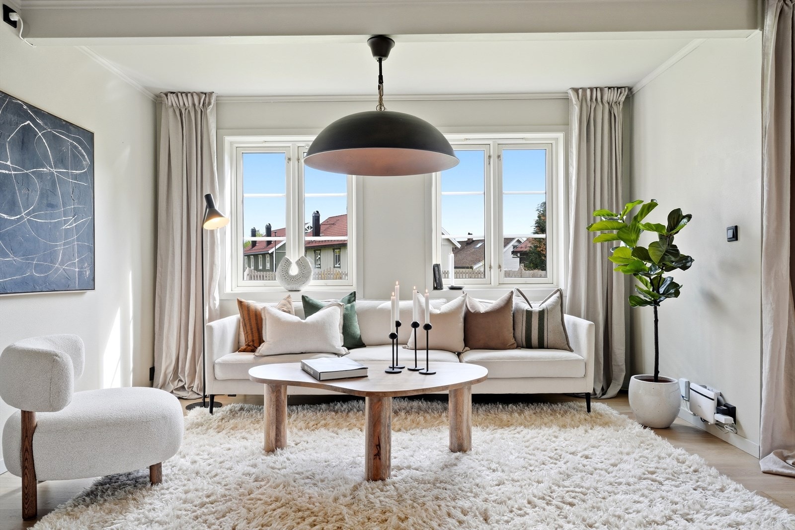Stuen har god plass til en romslig sofagruppe og det
flere møbleringsmuligheter. Galleribilde