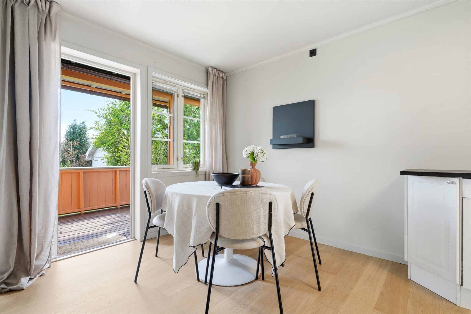Fra stuen er det direkte utgang til en overbygget terrasse, som utvider oppholdsarealet på sommeren. Galleribilde