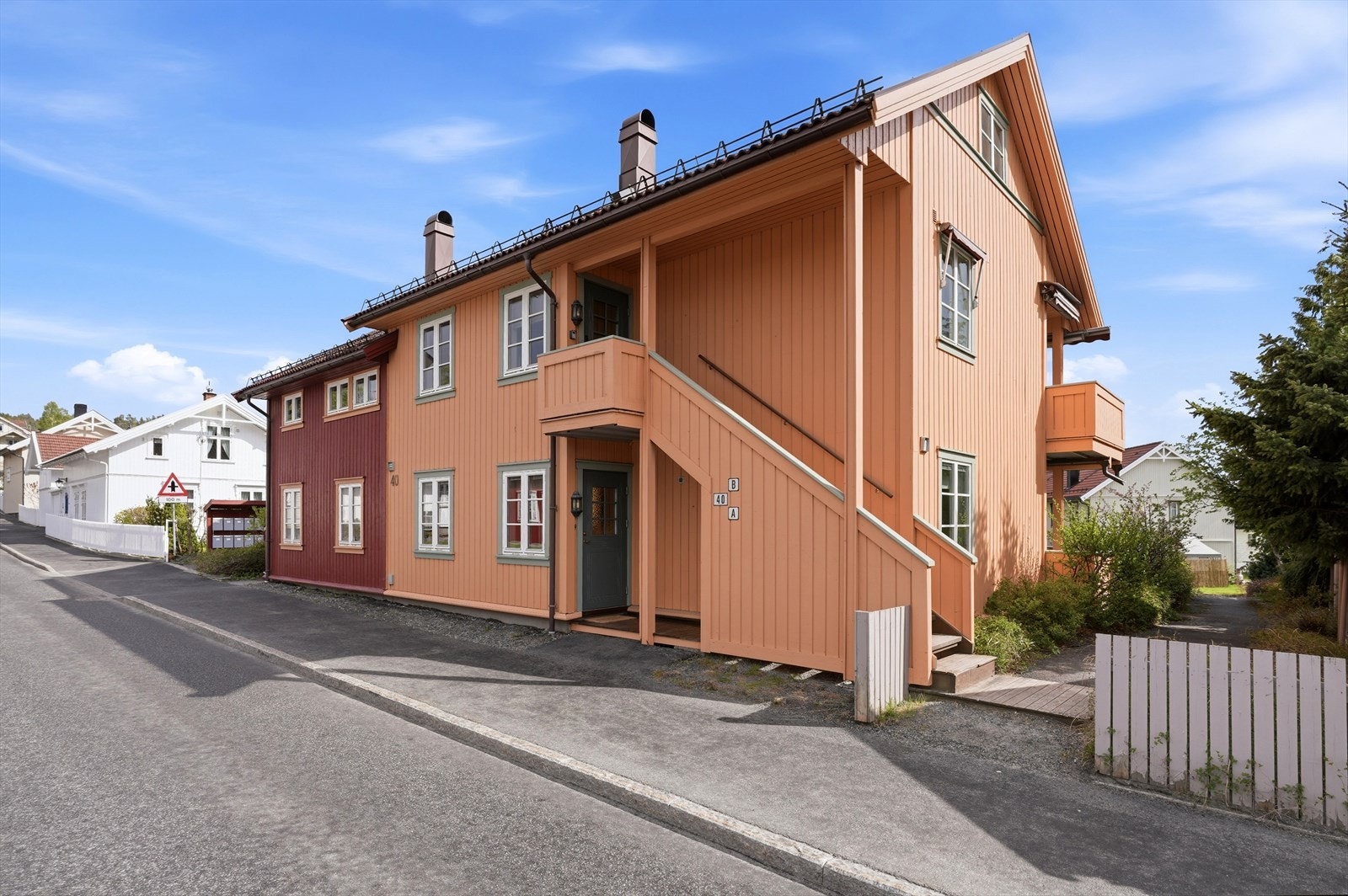 Det medfølger en fast parkeringsplass i carport med en tilhørende bod i bakkant. Galleribilde