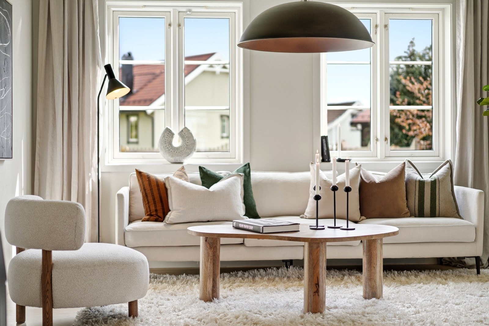 Vinduene har 2-lags glass fra byggeåret og slipper inn godt med dagslys. Galleribilde