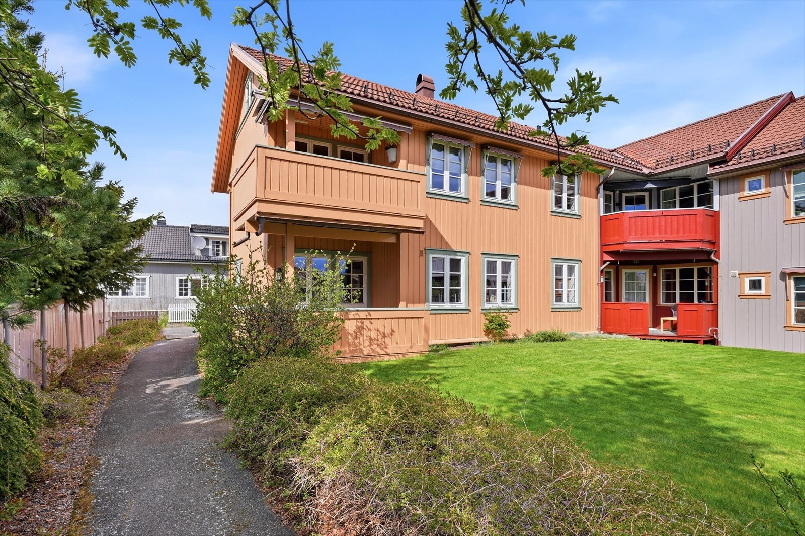 Eiendommen ligger sentralt til i et etablert boligområde med gangavstand til Kongsberg sentrum. Galleribilde