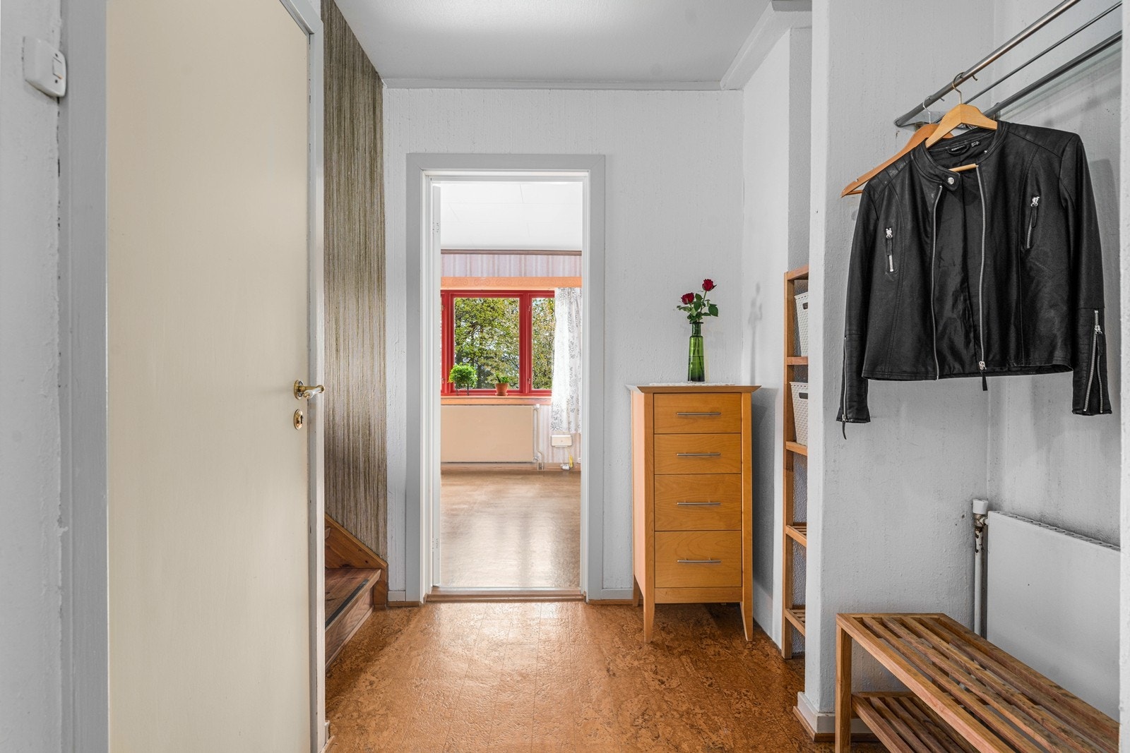 Fra gangen er det inngang til bad, trapperom og stue. Galleribilde