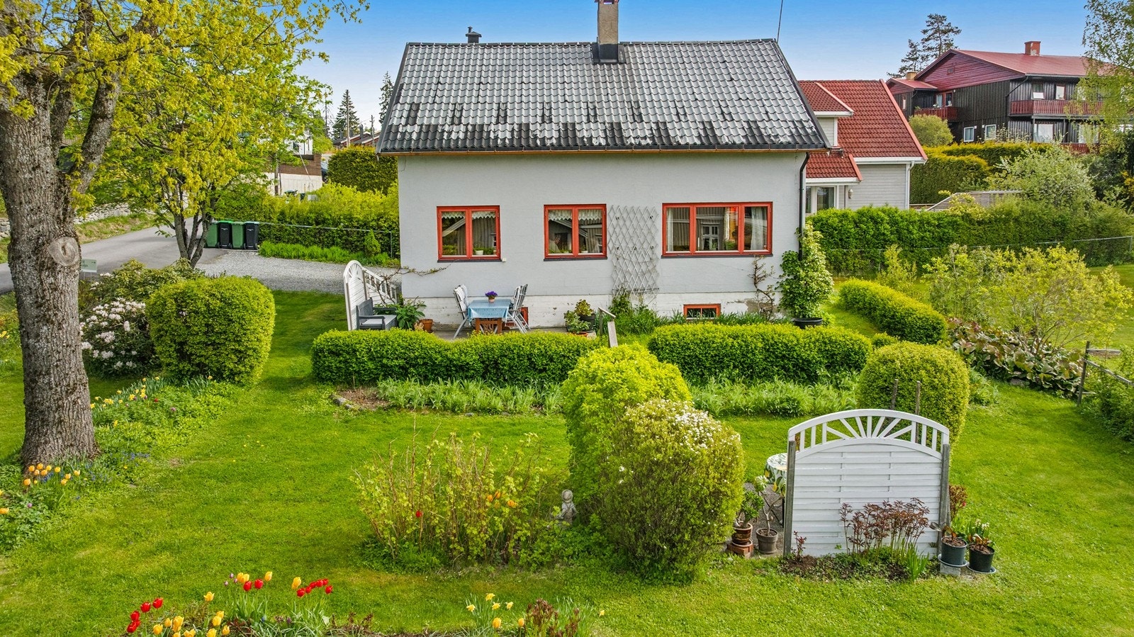Huset har en pusset fasade og tak tekket med stål- eller aluminiumsplater. Galleribilde