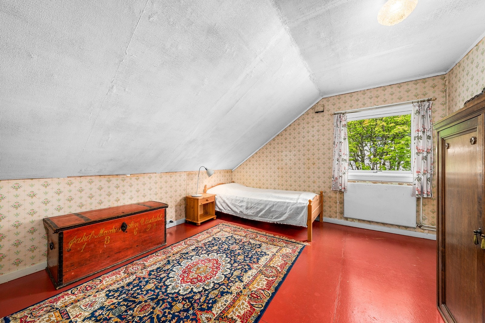 Soverom med god plass til seng og møblering. Galleribilde