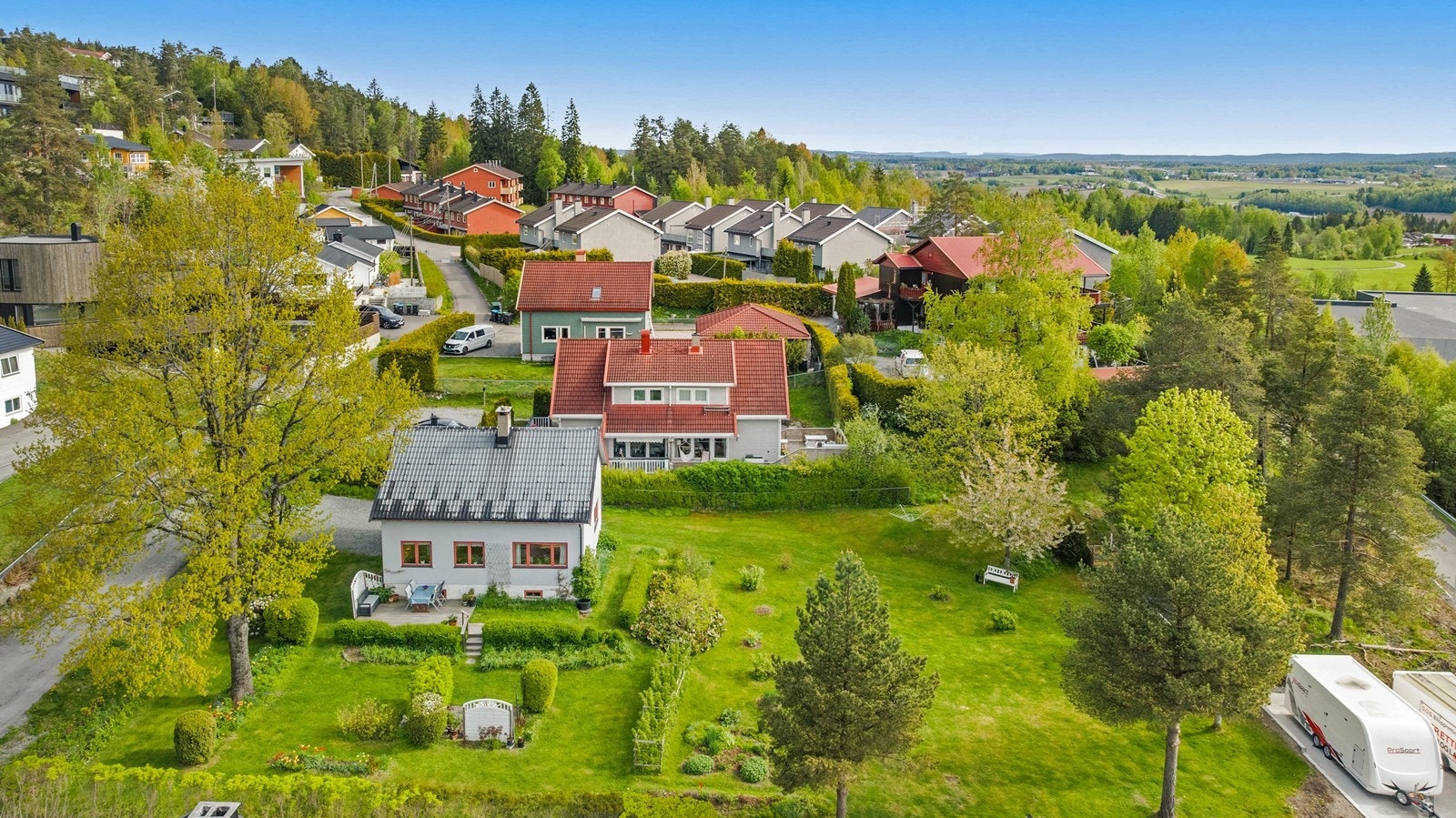 Fra eiendommen er det utsikt over nærområdet. Galleribilde