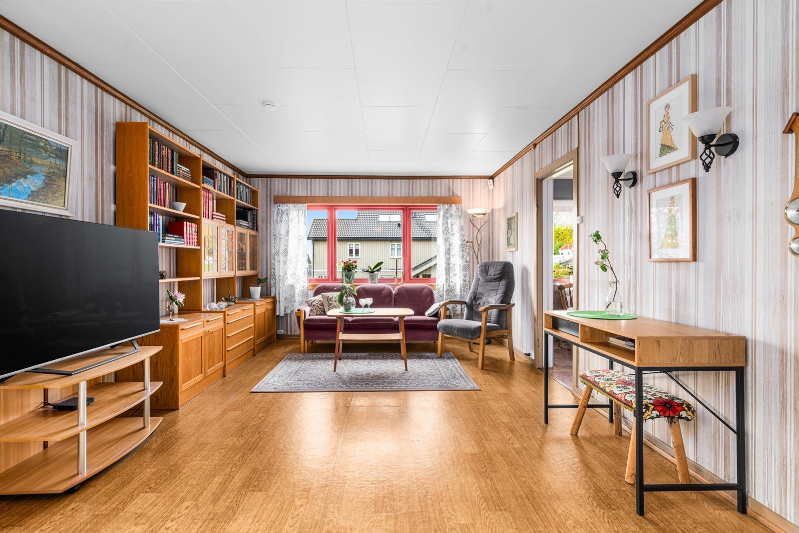 Stuen er et fleksibelt rom med plass til både sofagruppe og spisebord. Galleribilde