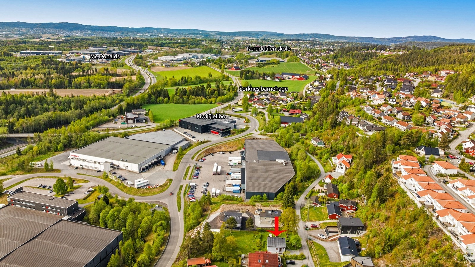 Nærmeste dagligvarebutikk, Kiwi Fjellbo, ligger kun en kort spasertur unna. Galleribilde