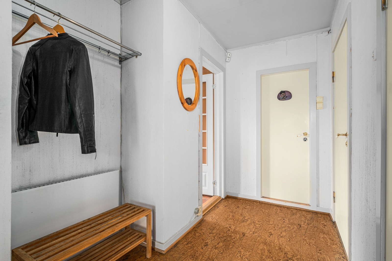 Gangen binder sammen rommene i første etasje og har vinylbelegg på gulvet. Galleribilde