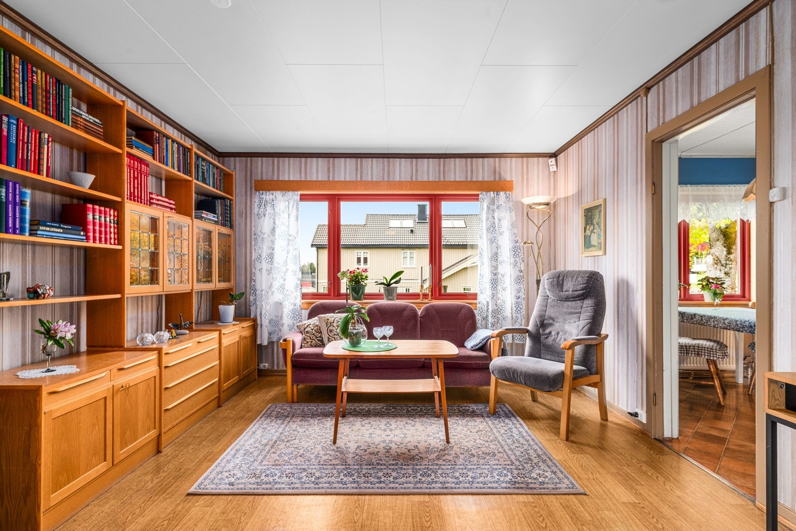 Fra stuen er det åpen tilknytning til kjøkkenet, noe som skaper en sosial planløsning. Galleribilde