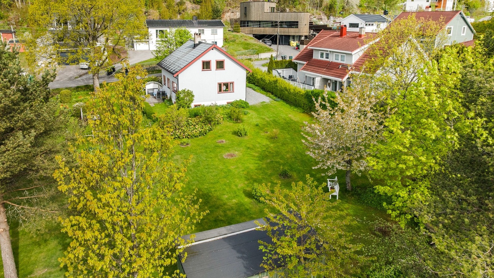 Eiendommen strekker seg over 1371,2 m² med en svakt skrånende og flat tomt. Galleribilde