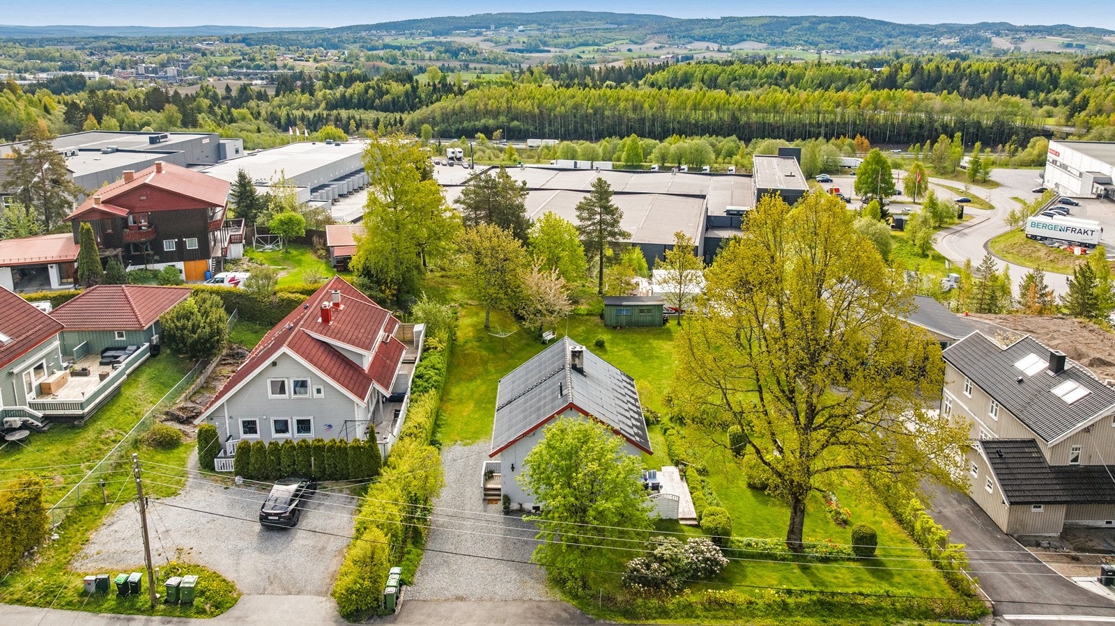 Beliggenheten er praktisk for pendlere, med nærhet til E6 og kort vei til Frogner stasjon. Galleribilde