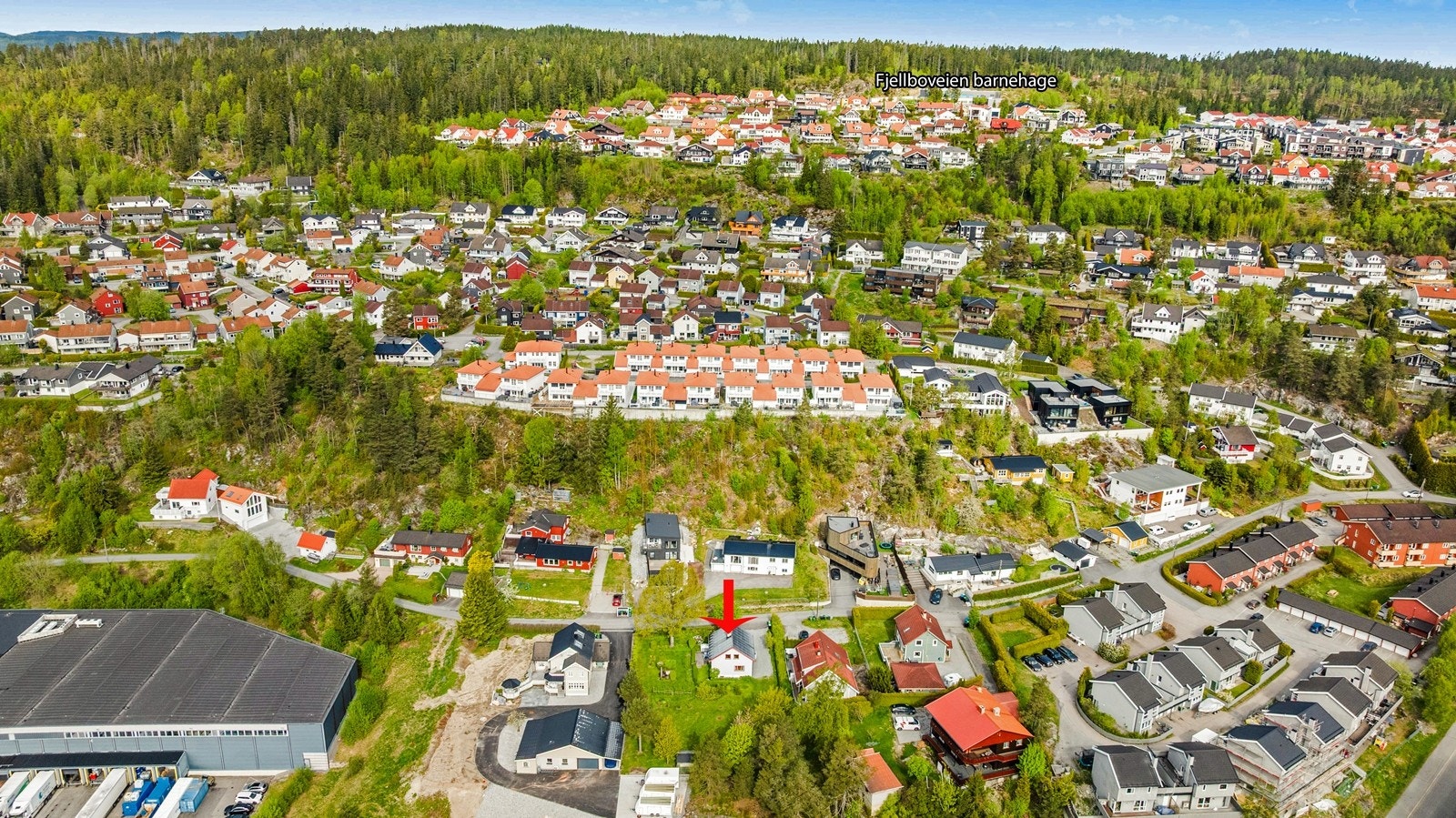 For barnefamilier er det gangavstand til flere barnehager, inkludert Fjellboveien og Sorknes. Galleribilde