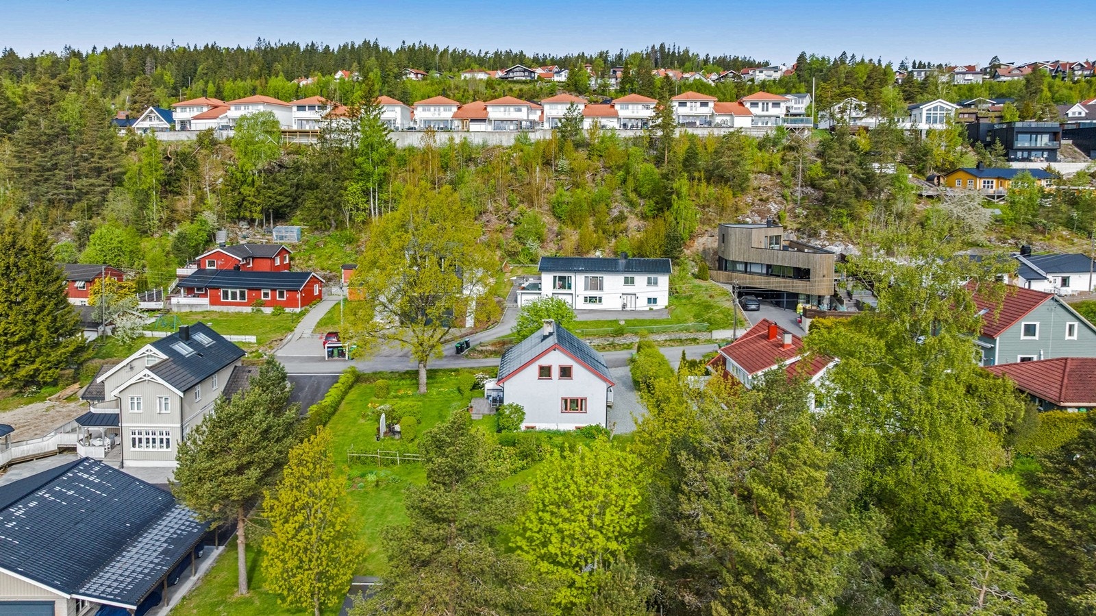 Boligen ligger i et familievennlig og veletablert boligområde på Vardefjellet. Galleribilde