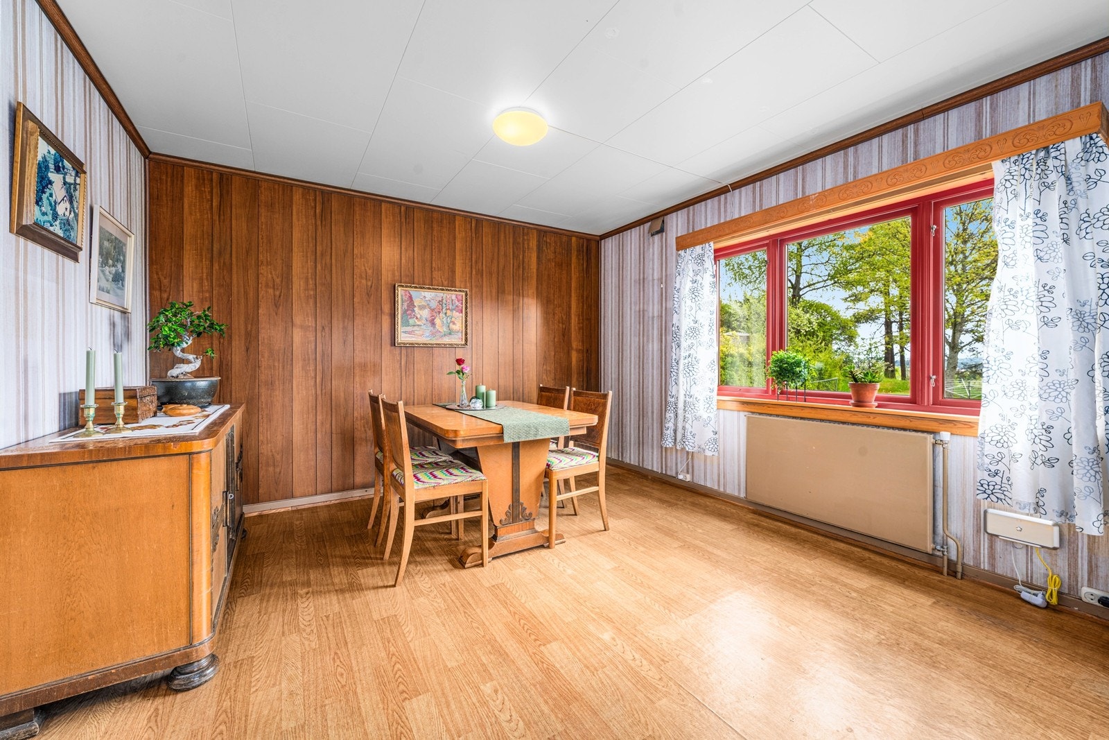 Veggoverflatene i etasjen består av en kombinasjon av tapet, malt glassfiberstrie og panel. Galleribilde