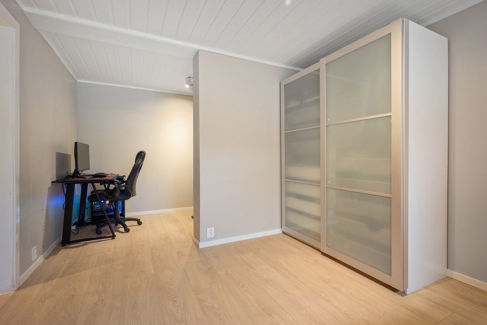 Rommet fremstår funksjonelt og har en fleksibel utforming som gjør det godt egnet som soverom, gjesterom eller hjemmekontor etter behov. Galleribilde