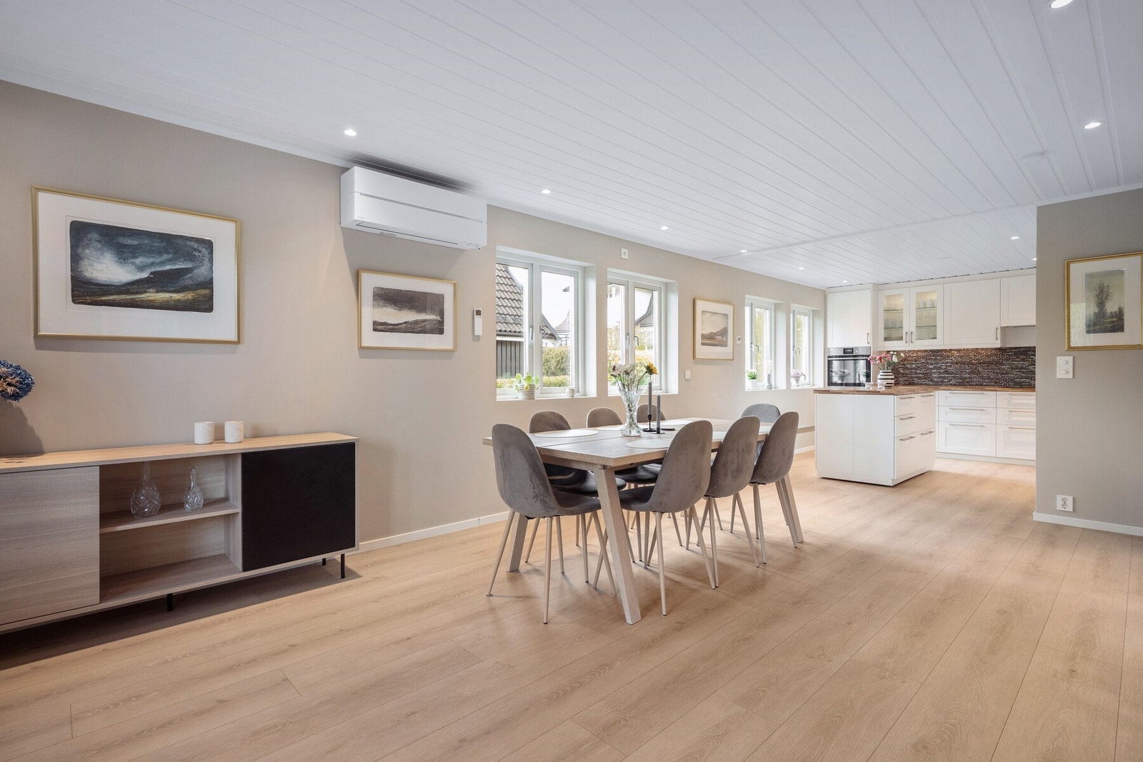 Spiseplassen har god plass til større spisebord og ligger hyggelig til med store vindusflater som slipper inn rikelig med naturlig lys. Galleribilde