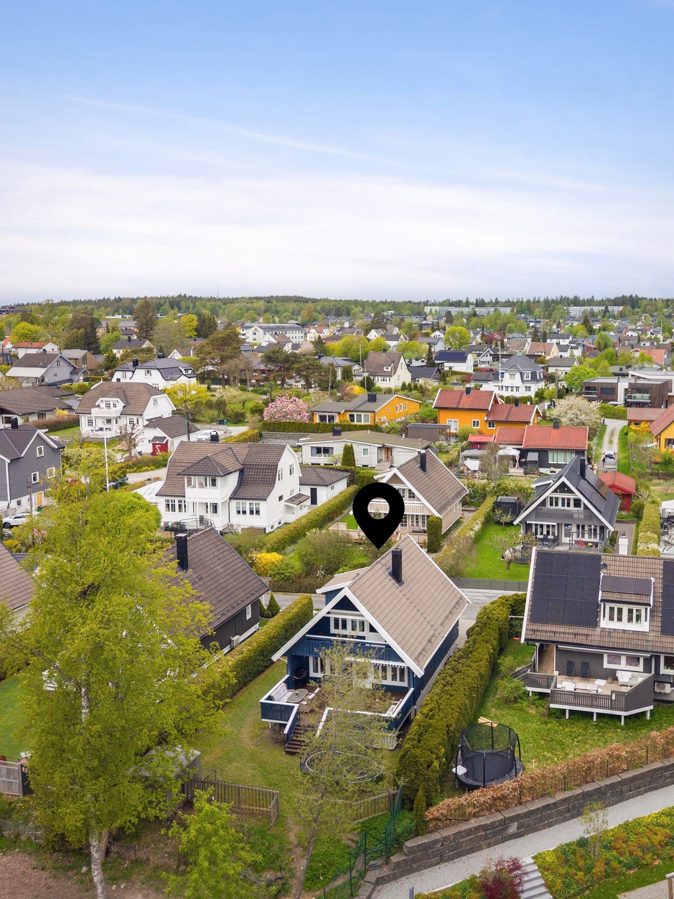 Rolig og barnevennlig område med gangavstand til Ski stasjon (ca. 12 min til Oslo S), skoler, barnehager, Ski Storsenter og flotte tur- og fritidsmuligheter. Galleribilde