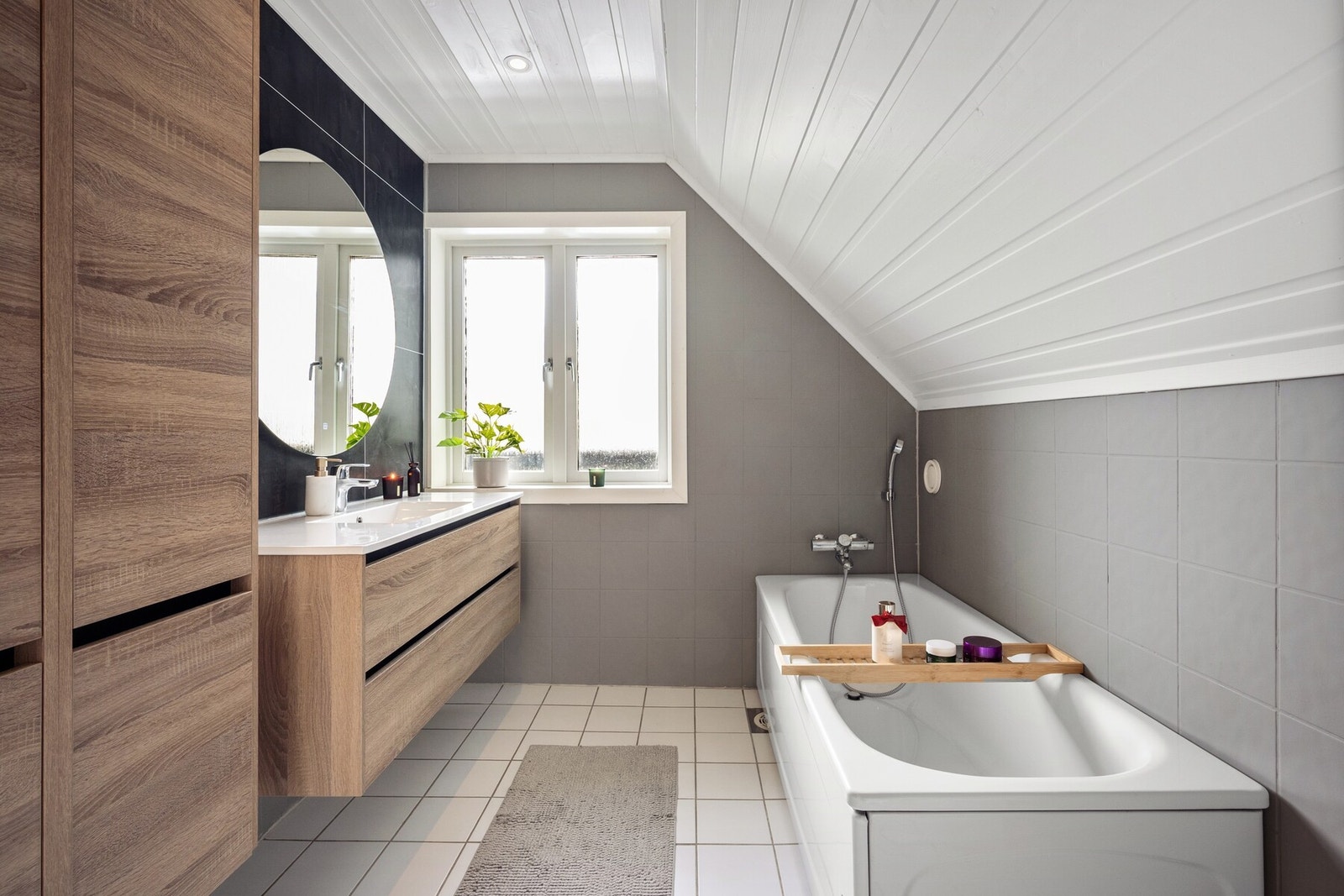 Badet er innredet med badekar, servantinnredning fra Korsbakken Bad fagmessig montert av Wislan Rør AS i 2024, samt toalett. Galleribilde