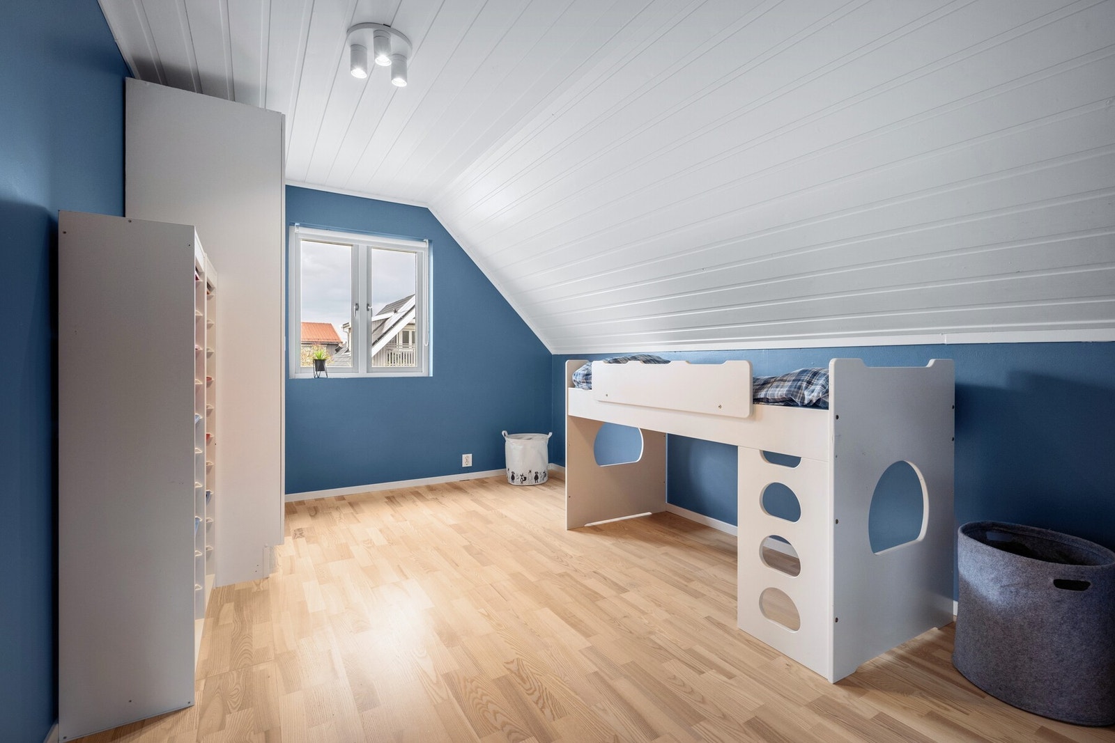 Pent soverom med gode møbleringsmuligheter og plass til seng, garderobe og skrivepult. Galleribilde