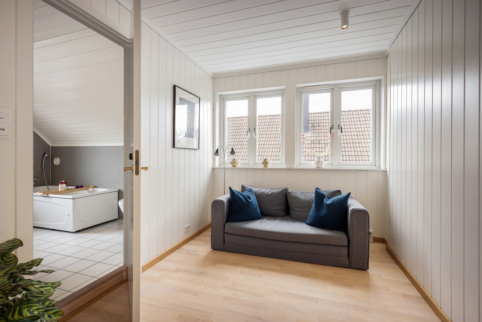 Loftstuen fungerer som en hyggelig og praktisk ekstra oppholdssone i tilknytning til soverommene i 2. etasje. Galleribilde