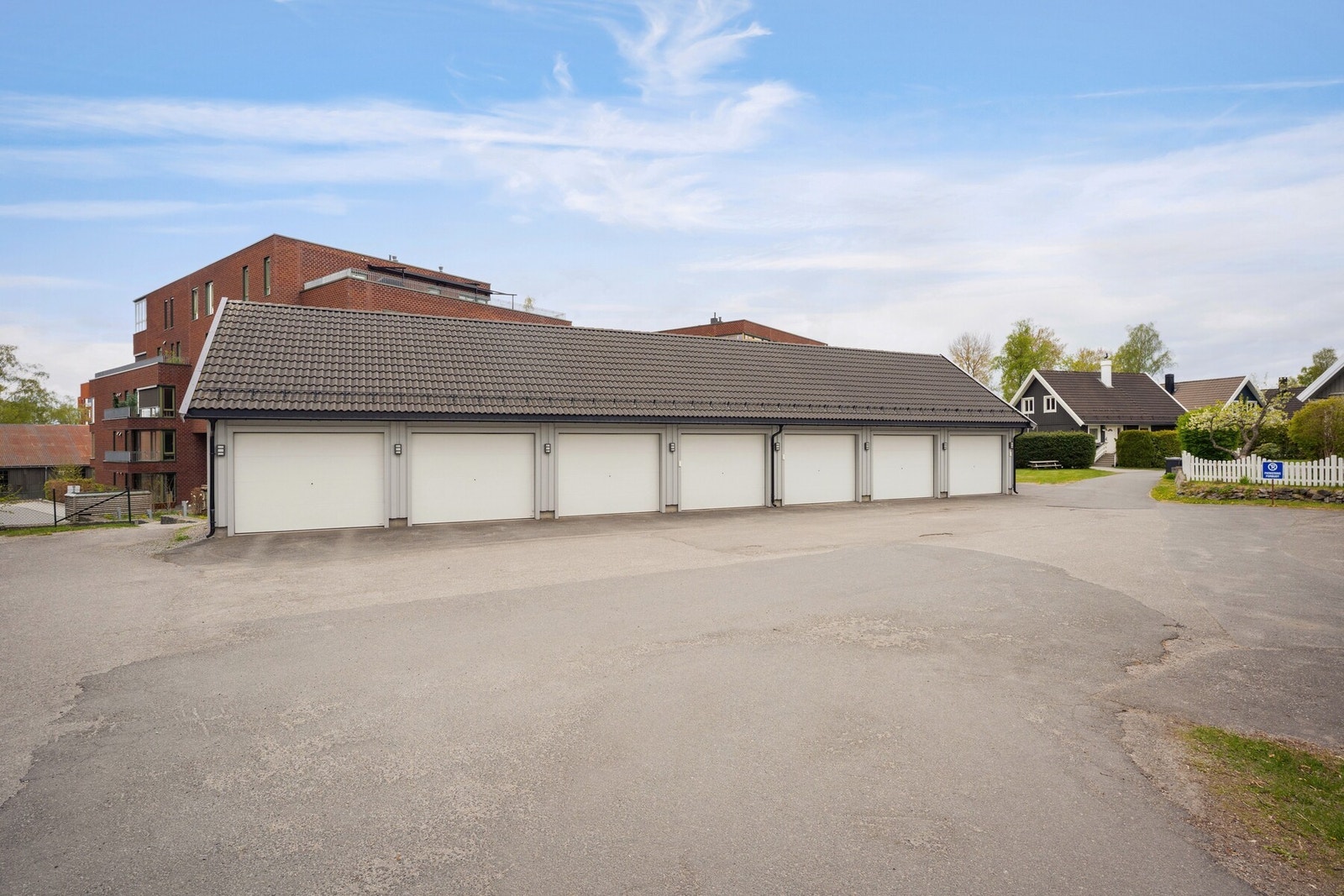 Parkering i garasje på 25m2 + gårdsplass. Gode parkeringsmuligheter på eiendommen, samt stor gjesteparkering i umiddelbar nærhet. Galleribilde