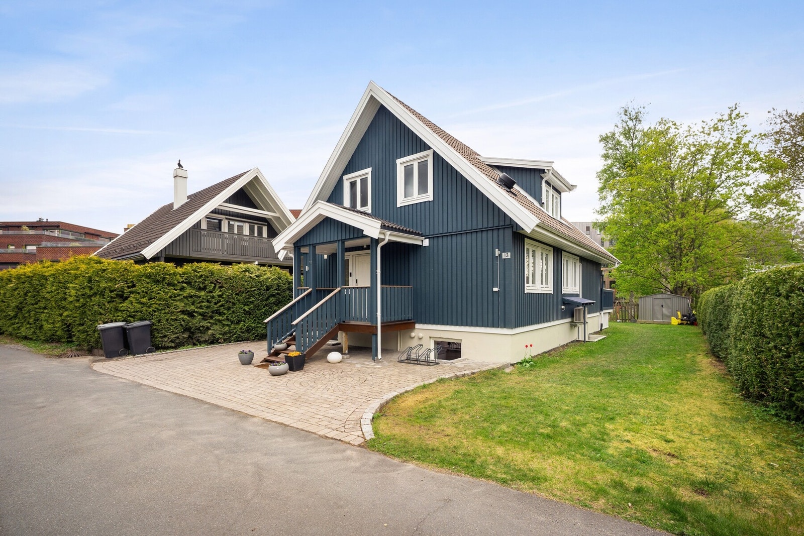 Boligen byr på store og sosiale oppholdsrom med åpen stue-/kjøkkenløsning, 4 soverom, loftstue, innredet kjeller, eget vaskerom samt flotte uteplasser med stor terrasse, hage og balkong ut fra hovedsoverom. Galleribilde