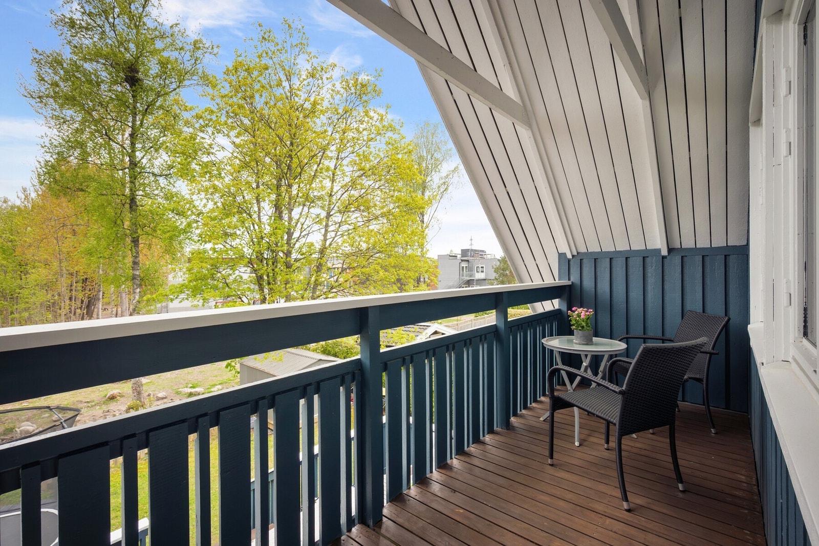 Balkongen gir en hyggelig og skjermet uteplass med fine muligheter for morgenkaffe eller rolige stunder. Galleribilde