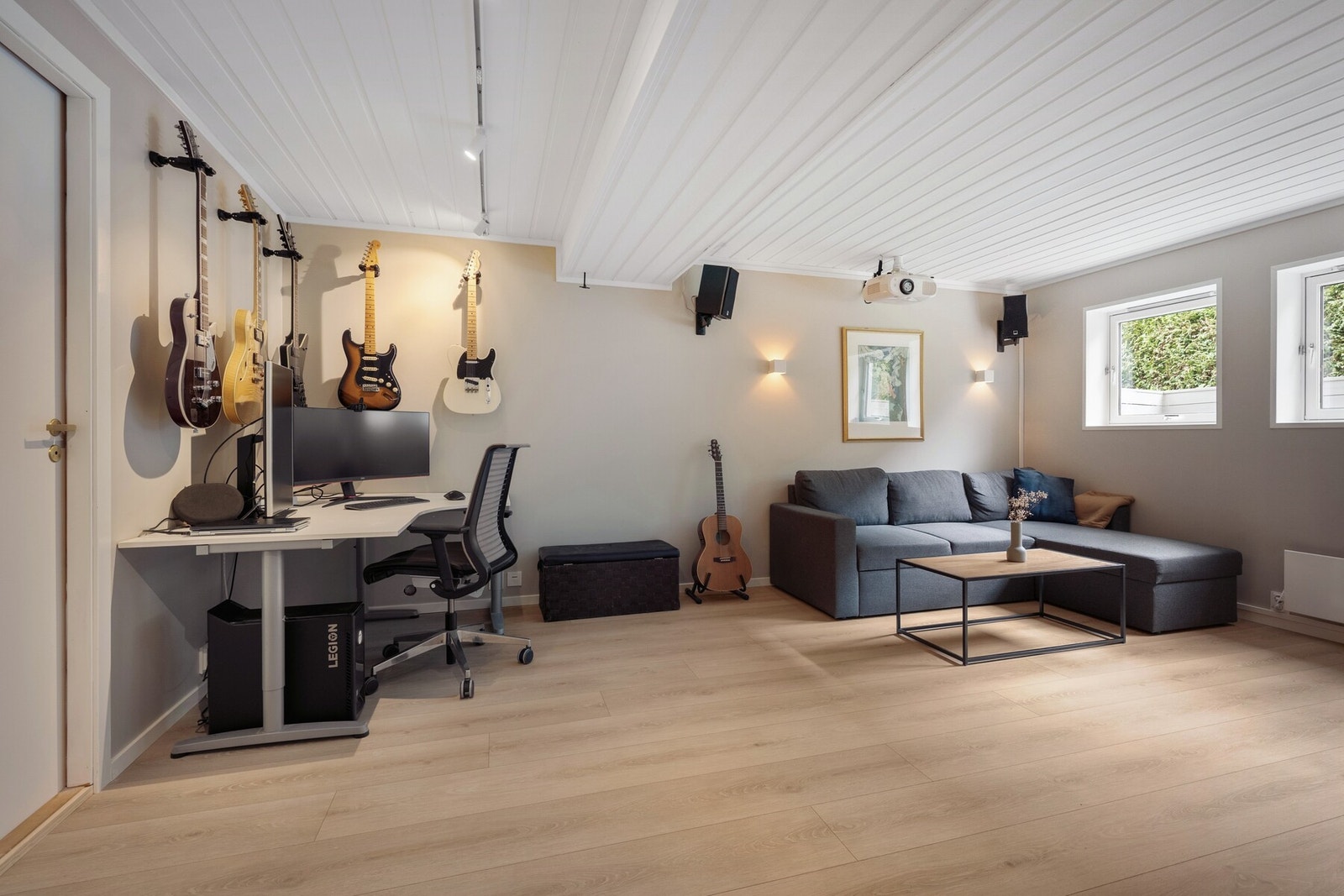 Rommet har god plass til både sofagruppe, TV-løsning og kontor-/aktivitetsområde, og passer perfekt som ungdomsavdeling, TV-stue eller hobbyrom. Galleribilde