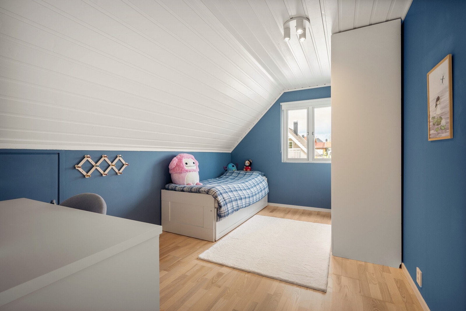 Lyst og hyggelig soverom med plass til seng, garderobe og øvrig møblement. Galleribilde