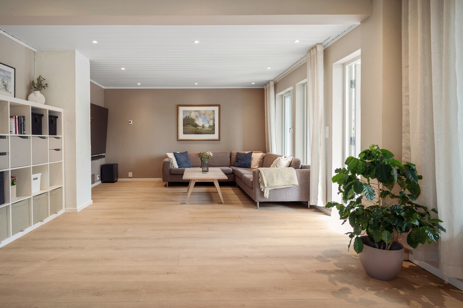 Store vindusflater slipper inn rikelig med naturlig lys og gir direkte utgang til den solrike terrassen. Galleribilde