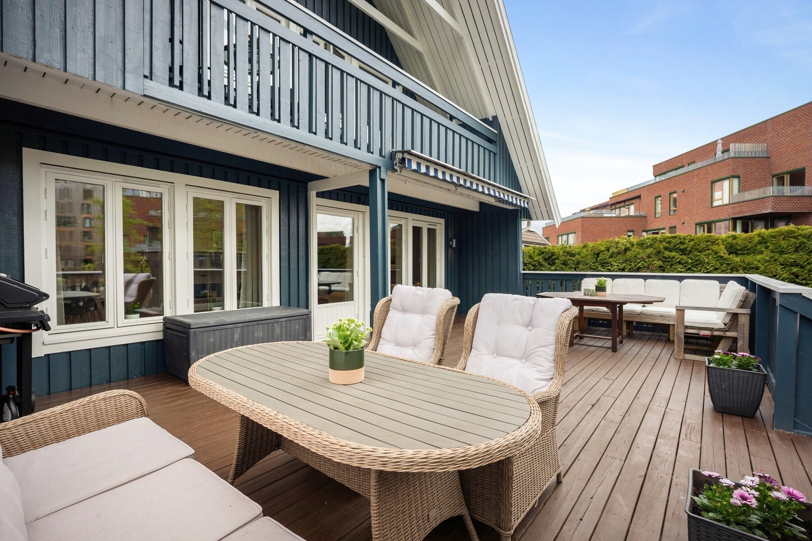 Boligen har en stor og innbydende terrasse med svært gode møbleringsmuligheter og naturlige soner for både spisegruppe og loungeområde. Galleribilde