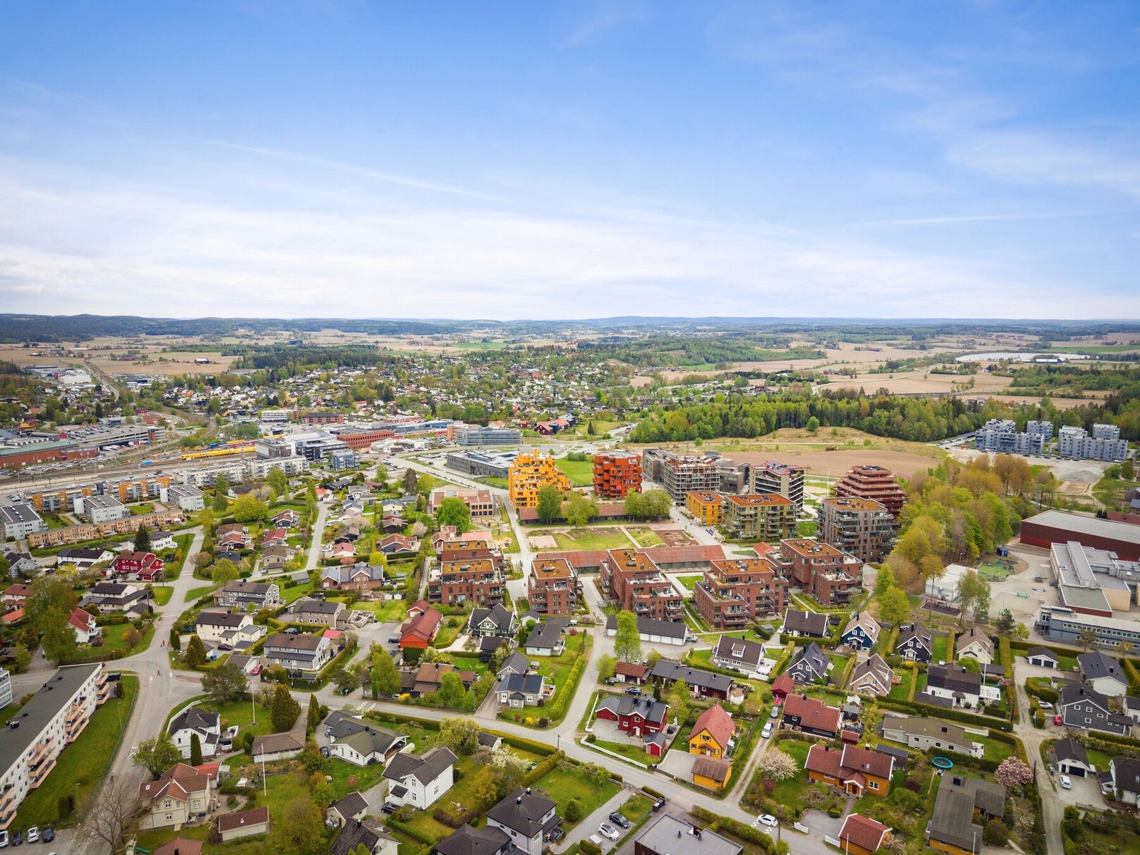 Her bor man i et rolig og etablert boligområde med en fin kombinasjon av grønne omgivelser, gode oppvekstsvilkår og nærhet til byliv og kollektivtransport. Galleribilde