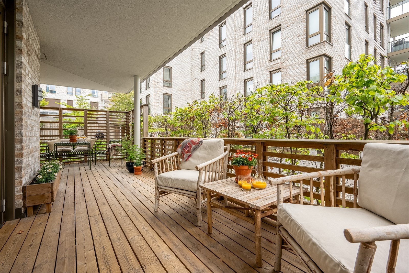 Fra stuen er det direkte utgang til en stor og innbydende markterrasse på hele 22 m². Galleribilde