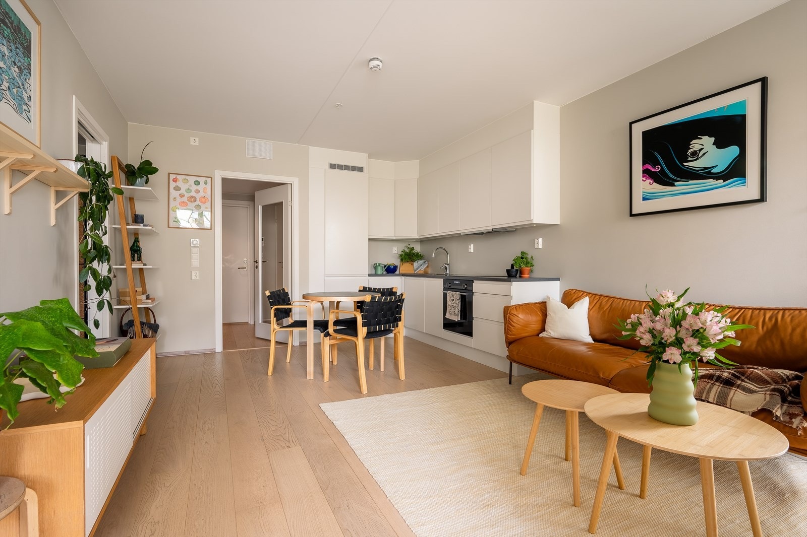 Her får du en sentral beliggenhet og en leilighet med moderne standard, preget av stilrene materialvalg og en skjermet og hyggelig uteplass. Galleribilde