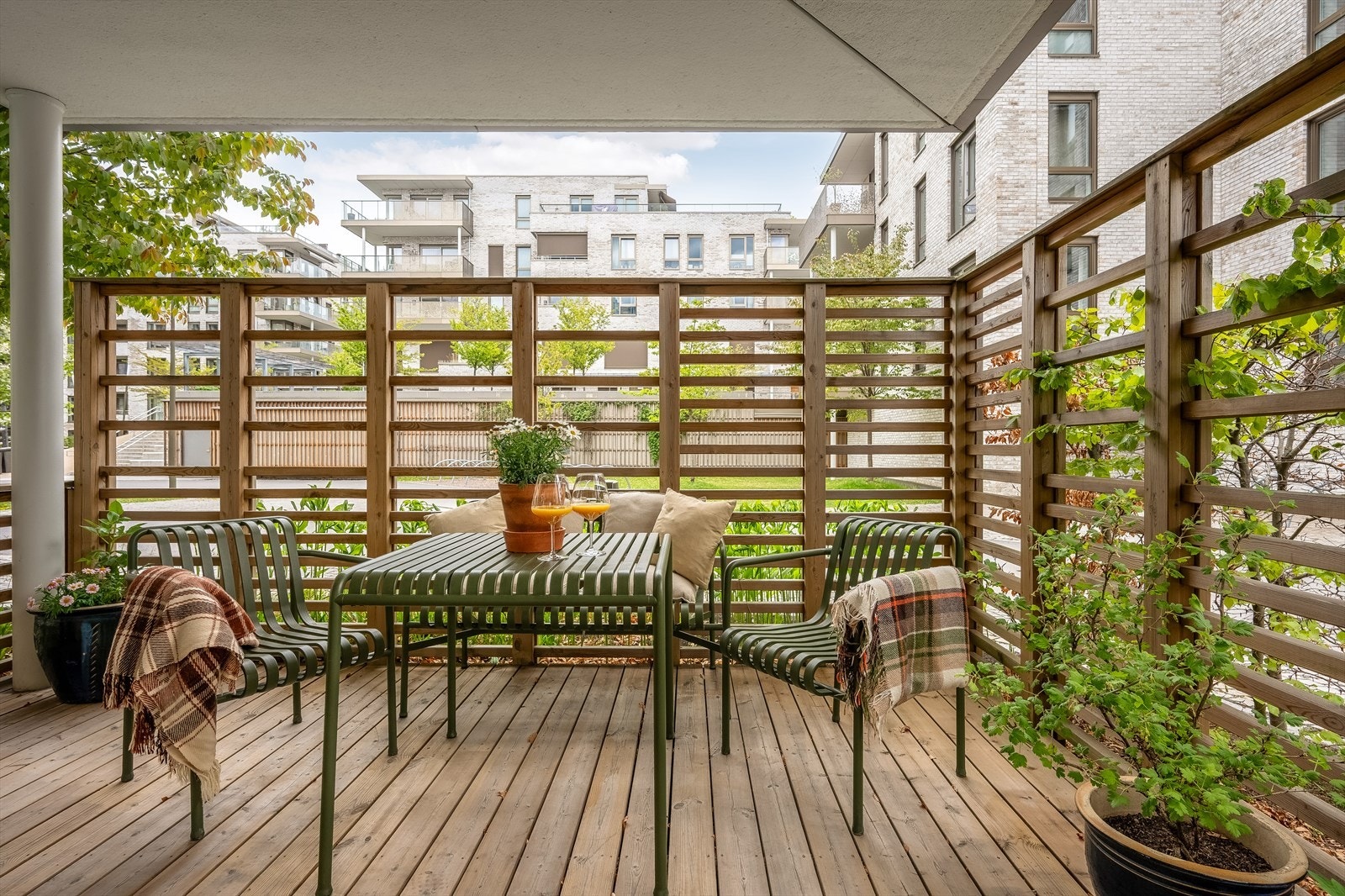 Her er det god plass til både spisegruppe og sittegruppe, samt blomster og beplantning som skaper en hyggelig uteatmosfære. Galleribilde