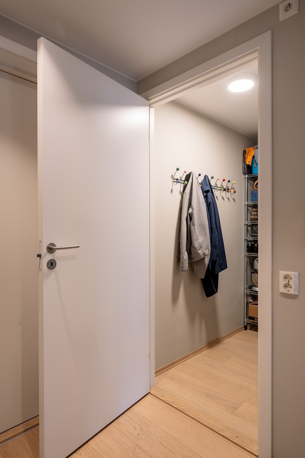 Praktisk, intern bod gir ekstra lagringsplass i leiligheten. Galleribilde