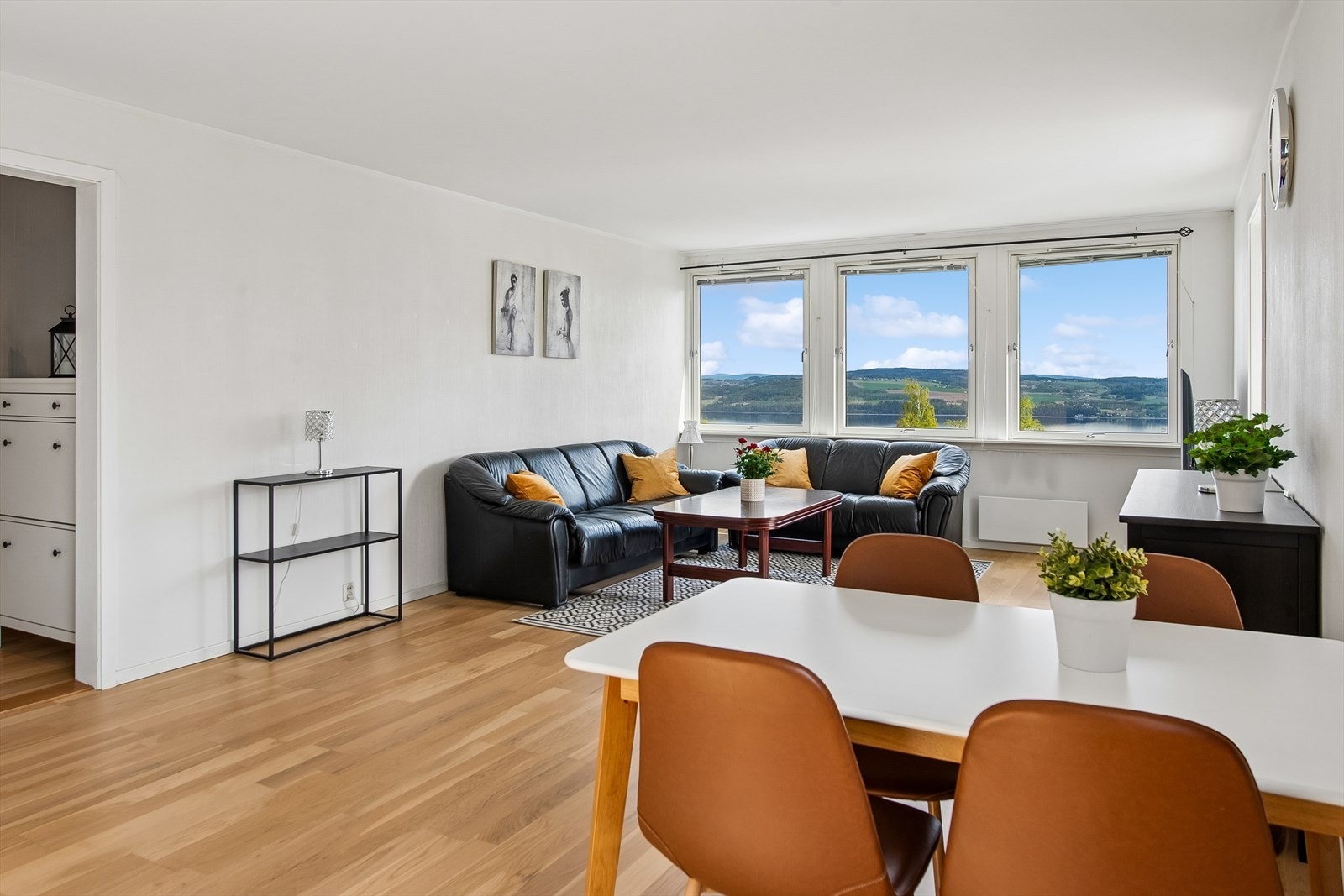 Stuen har god plass til både sofagruppe og spisebord. Galleribilde