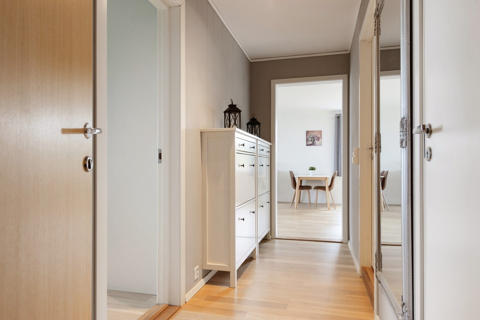 Fra entréen åpner leiligheten seg opp mot stue og kjøkken. Galleribilde