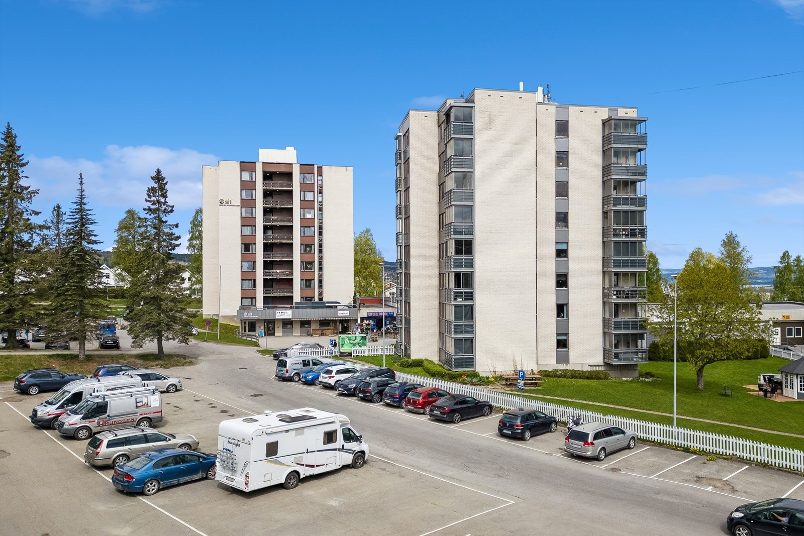 Leiligheten ligger i en boligblokk fra 1973, med adkomst via heis eller trapp. Galleribilde