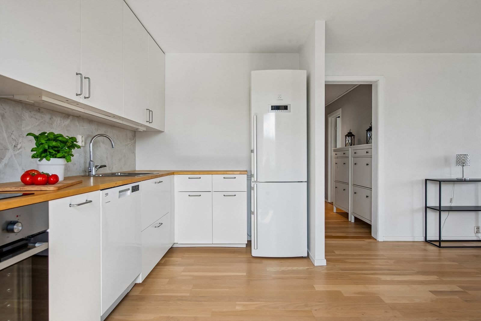 Det er avsatt plass til frittstående kjøleskap og oppvaskmaskin. Kjøkkenventilator over kokesonen. Galleribilde