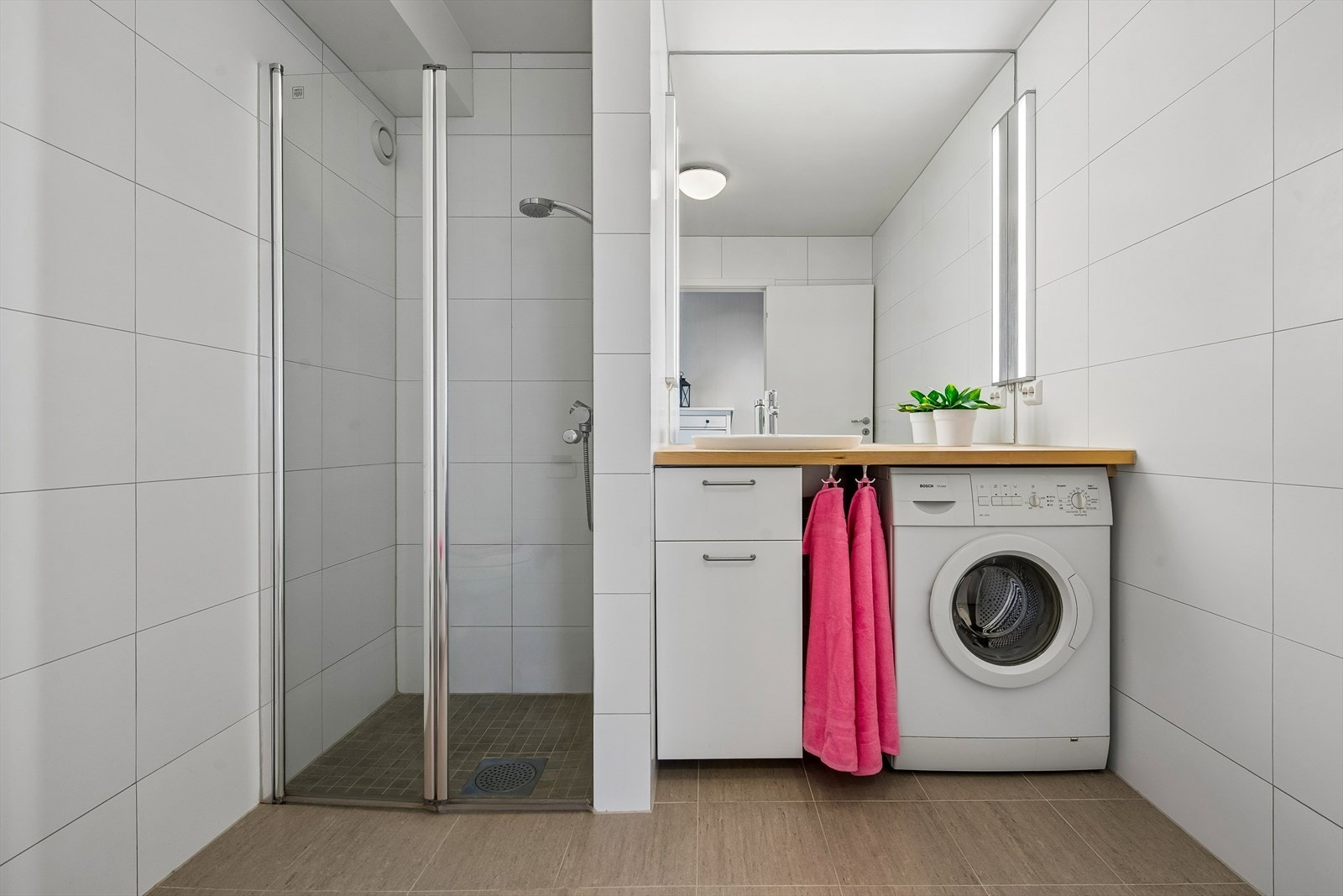 Badet ble oppgradert i 2018 og har fliser, gulvvarme og en praktisk dusjnisje med glassdør. Galleribilde