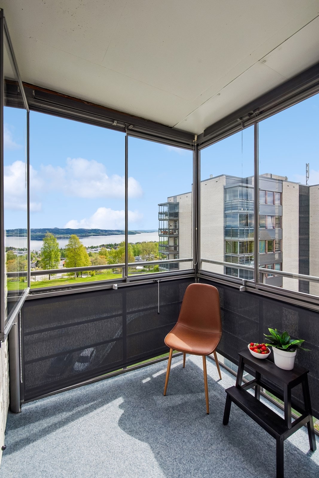 Balkongen er fullt innglasset, med rekkverk i glass og metall. Galleribilde