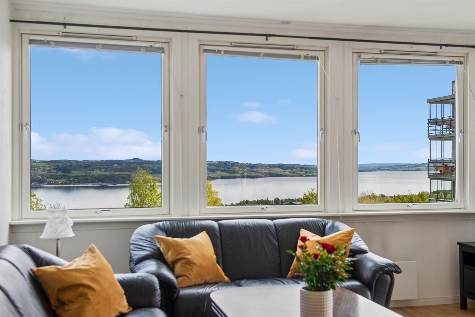 Fra 6. etasje er det en flott utsikt over nærområdet og Mjøsa. Galleribilde