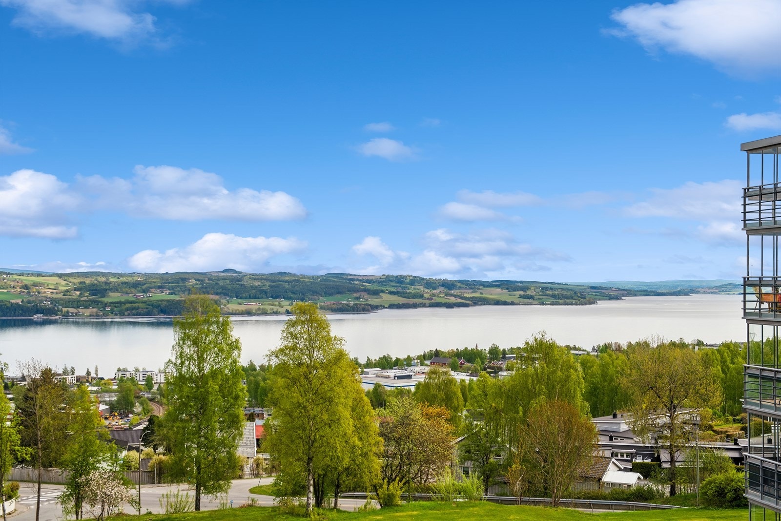 Nærområdet byr på gode turmuligheter, og bussholdeplass er kun et par minutters gange unna. Galleribilde