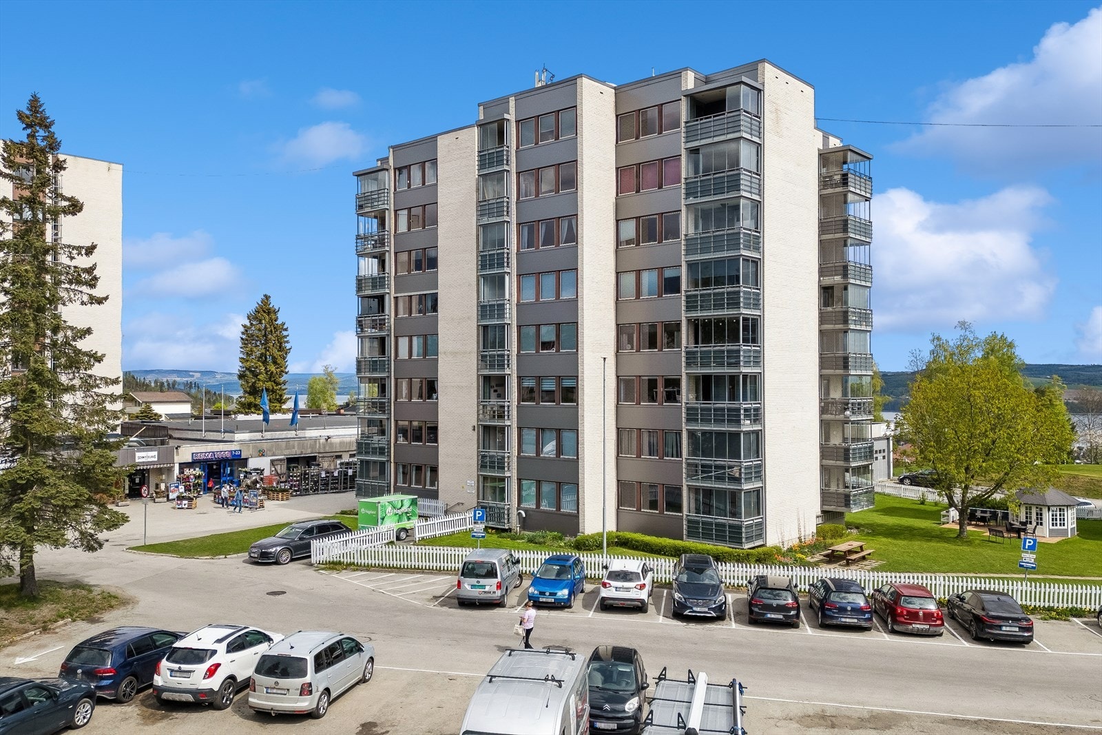 Eiendommen tilhører Kopperud Sentrum borettslag, som forvaltes av Gjøvik og Omegn boligbyggelag. Galleribilde