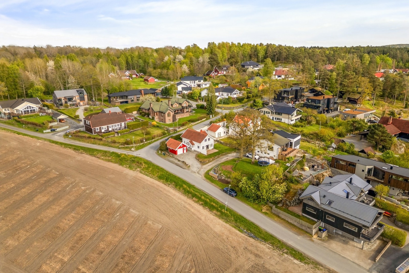 Boligen ligger i landlige og idylliske omgivelser Galleribilde