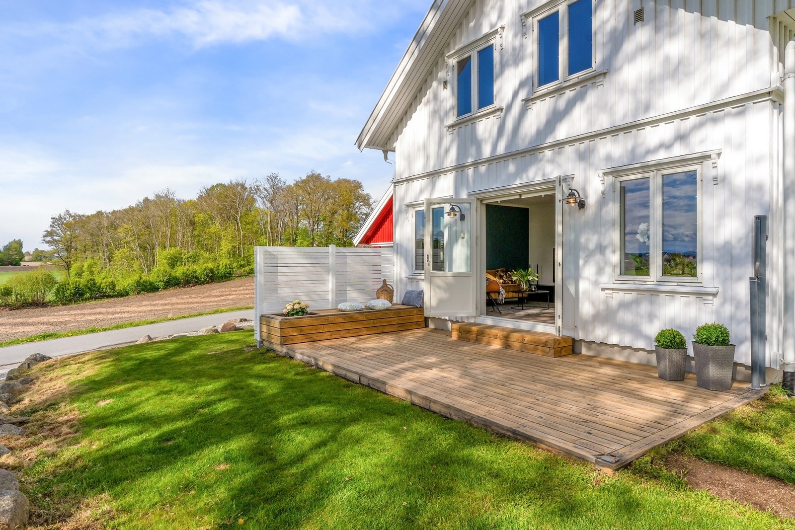 Fra stuen er det utgang til en vestvendt markterrasse med gode solforhold Galleribilde